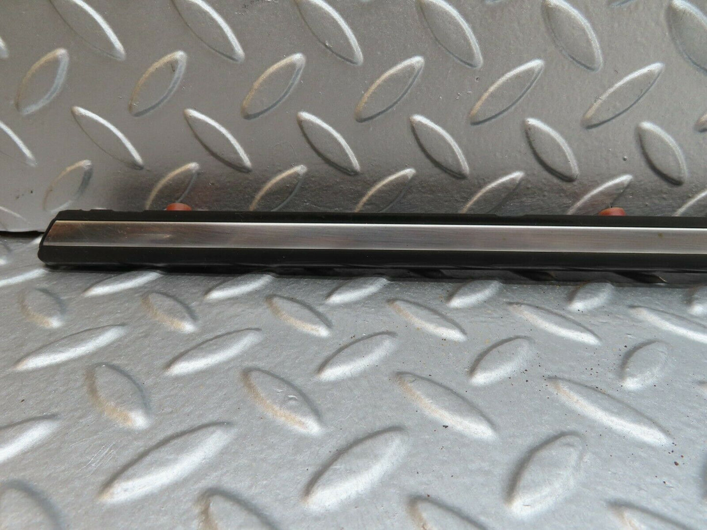 18006 Mercedes-Benz W123 200 Front Right Door Centre Moulding Trim