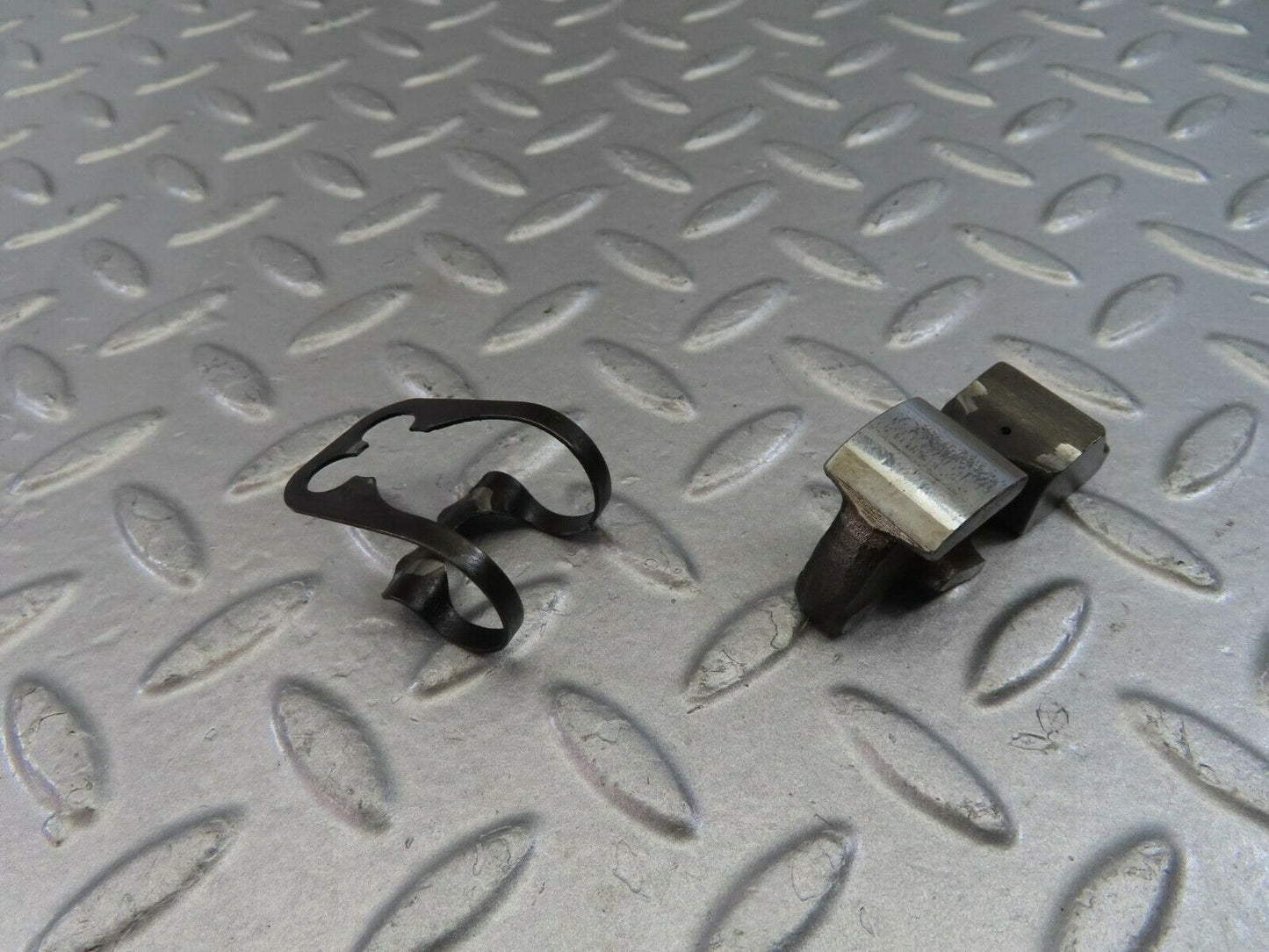 9860 Mercedes-Benz C123 280CE Coupe Valve Rocker Arm With Retaining Spring