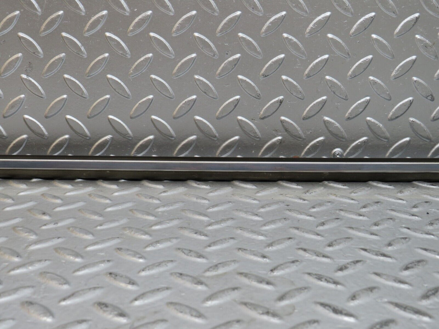 28233 Mercedes-Benz S123 240D Wagon Front Right Fender Wing Centre Moulding Trim