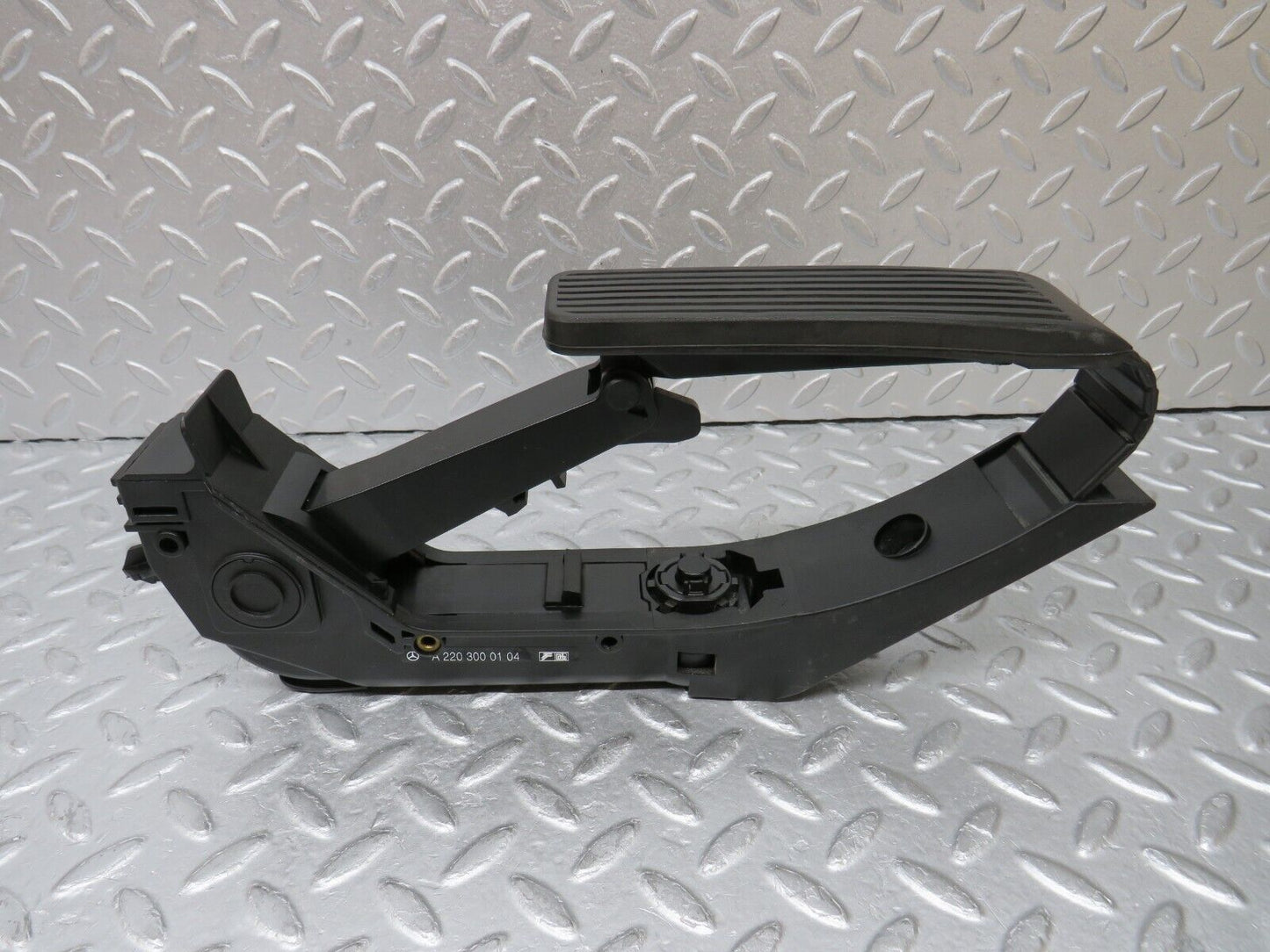 35219 Mercedes-Benz W221 Accelerator Pedal & Rubber 2203000104 2113010001