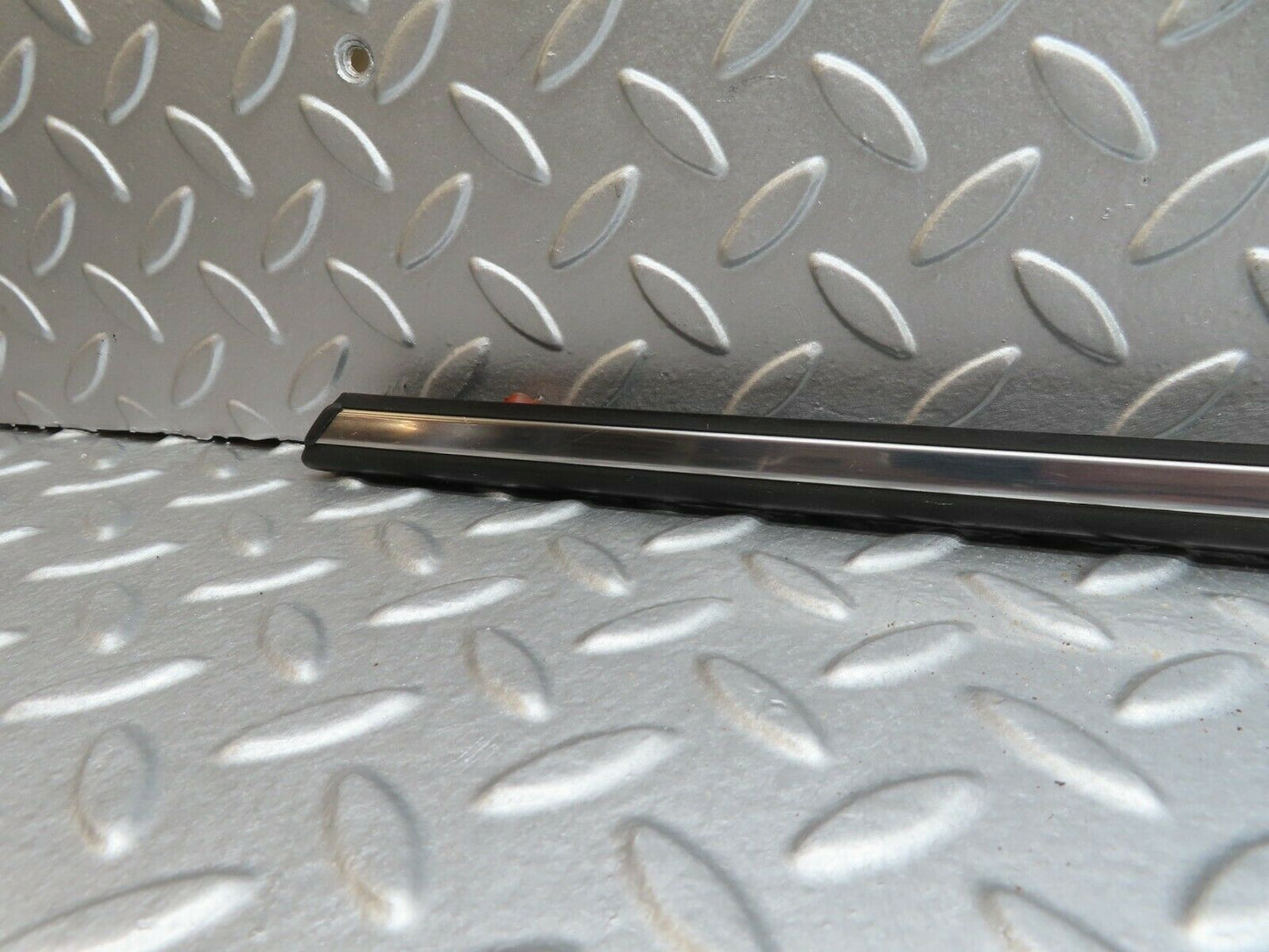 18004 Mercedes-Benz W123 200 Front Right Fender Wing Centre Moulding Trim