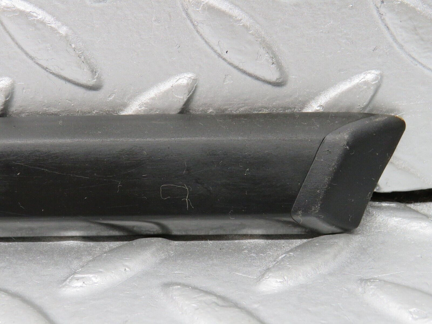 33780 Mercedes-Benz W201 190E 2.0L Front Right Fender Wing Centre Moulding Trim