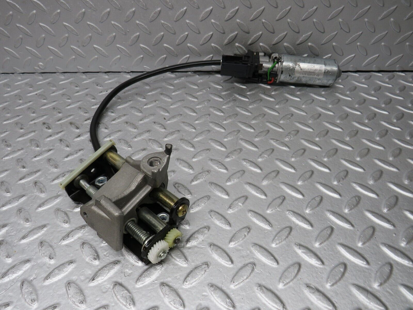36820 Mercedes-Benz R129 300SL-24 Front Right Seat Adjustment Motor Bosch 1298200742 0390206653
