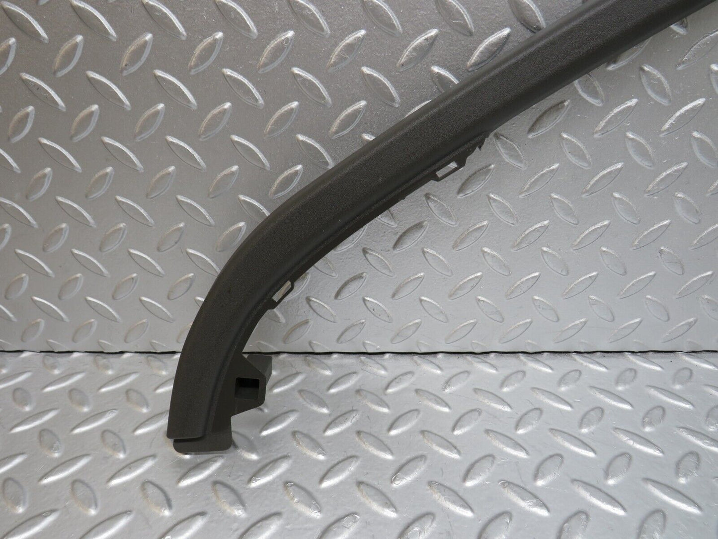 35285 Mercedes-Benz W221 Front Right Door Window Frame Trim 2217250271