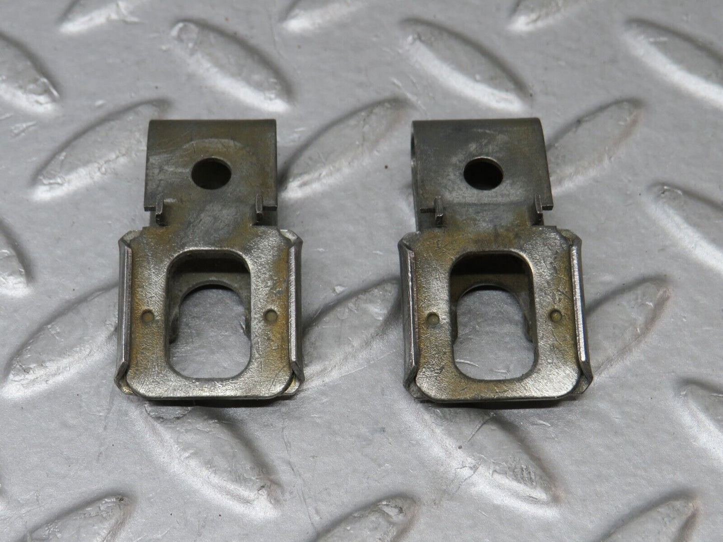 36243 Mercedes-Benz W126 420SE Fuel Injector Bracket 2x