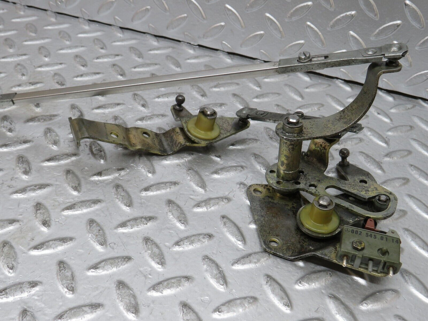 27413 Mercedes-Benz W123 280E Throttle Linkage 0025450114