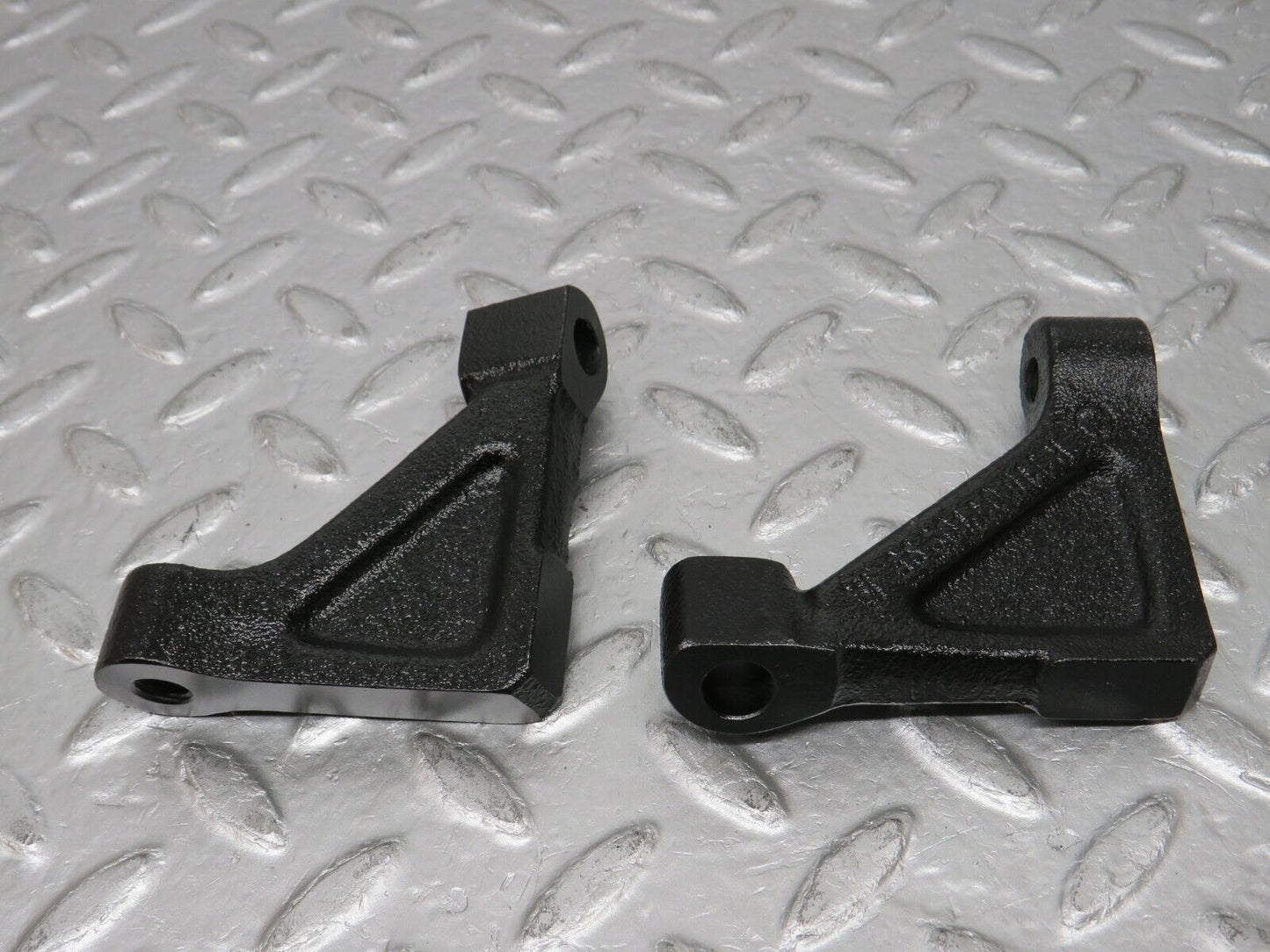 32757 Mercedes-Benz C107 R107 350 V8 Engine Mount Bracket Pair 1160110895 1160110995