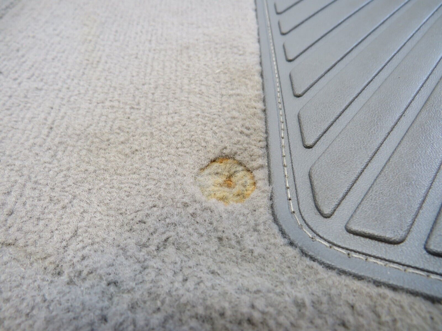 25754 Mercedes-Benz W124 280E Centre Console Carpet Right Side Grey