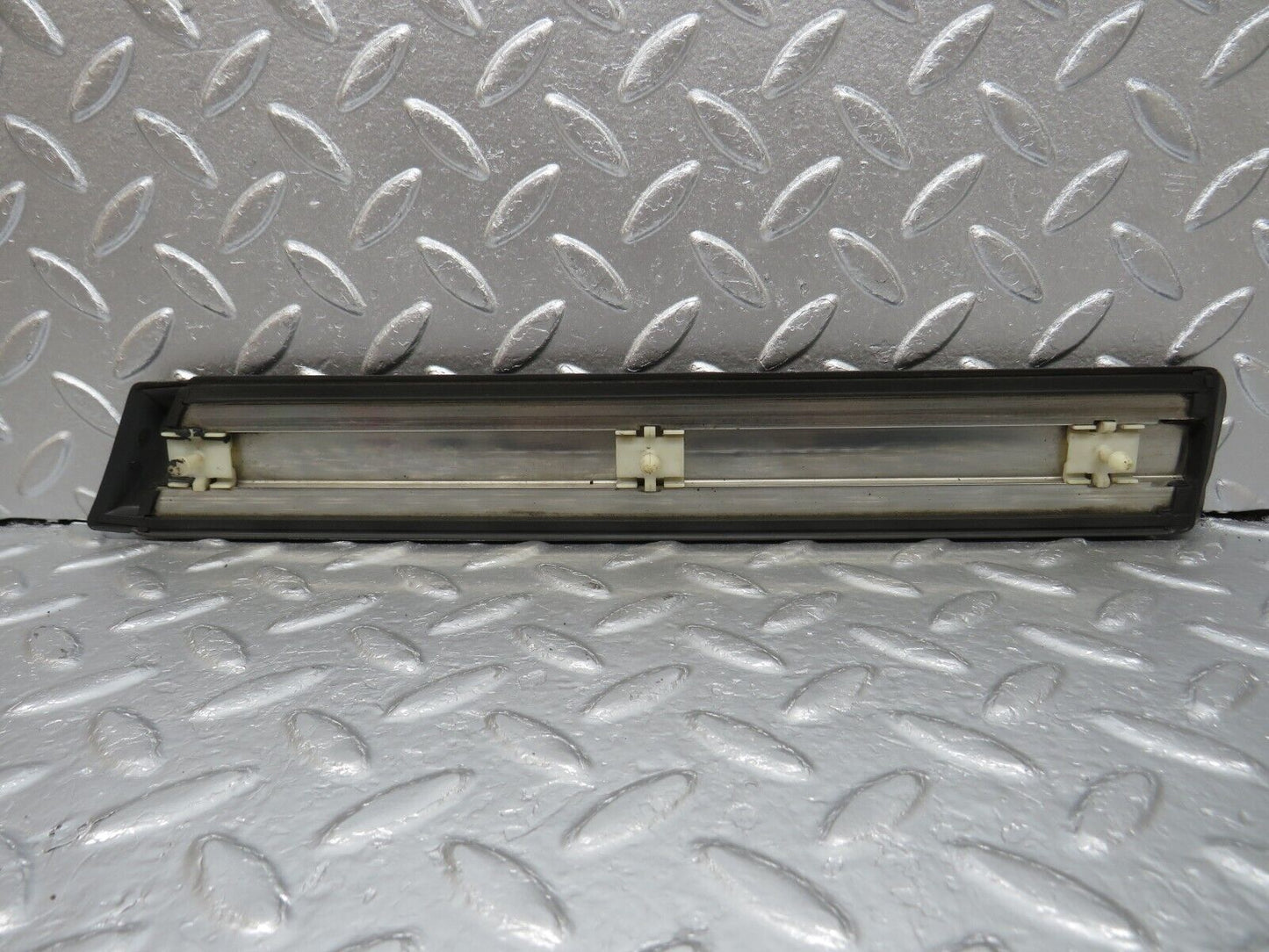 33997 Mercedes-Benz W124 260E Front Left Fender Wing Centre Moulding Trim