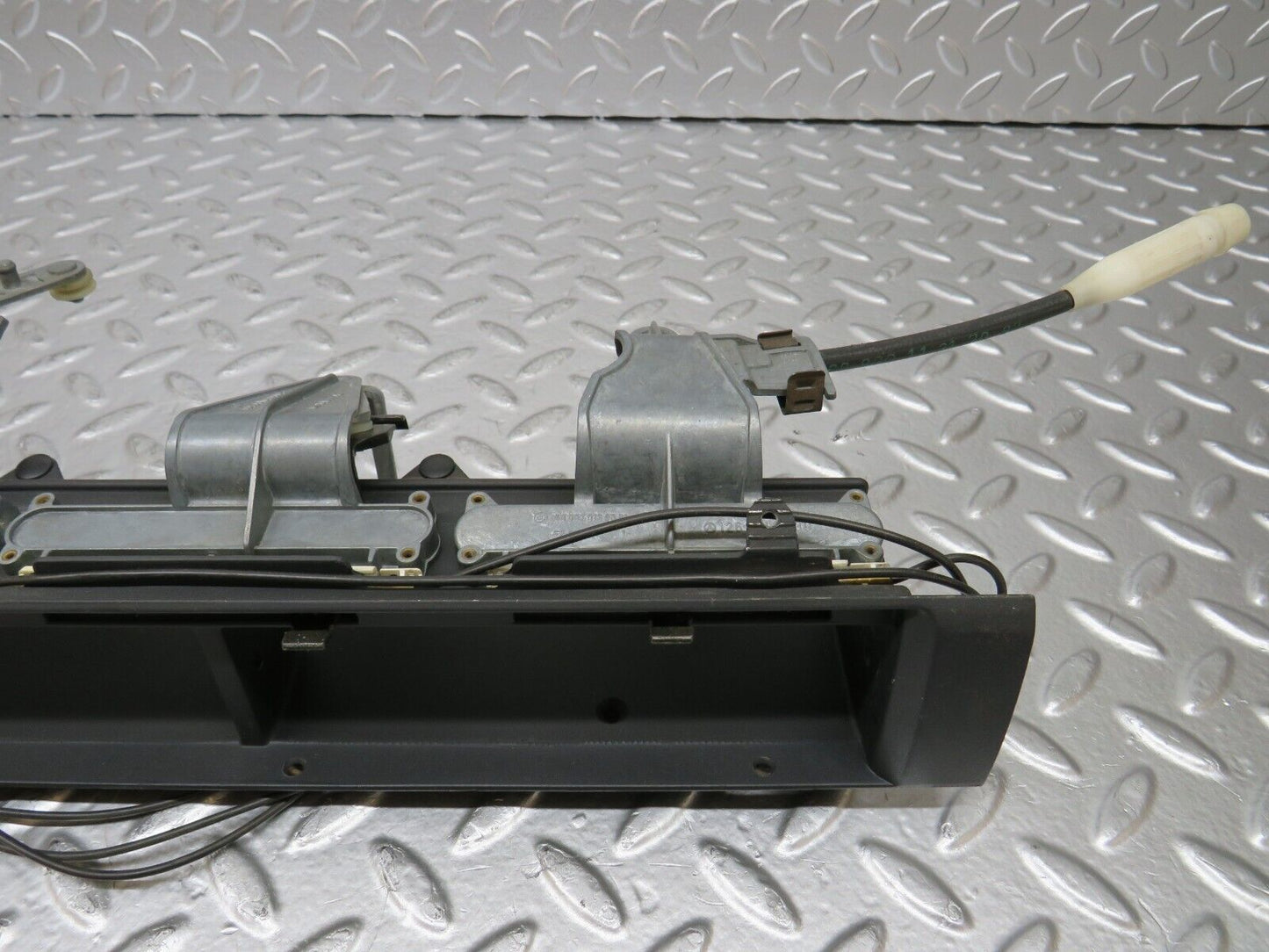 25097 Mercedes-Benz W126 Dashboard Centre Air Vent Console 1268310030