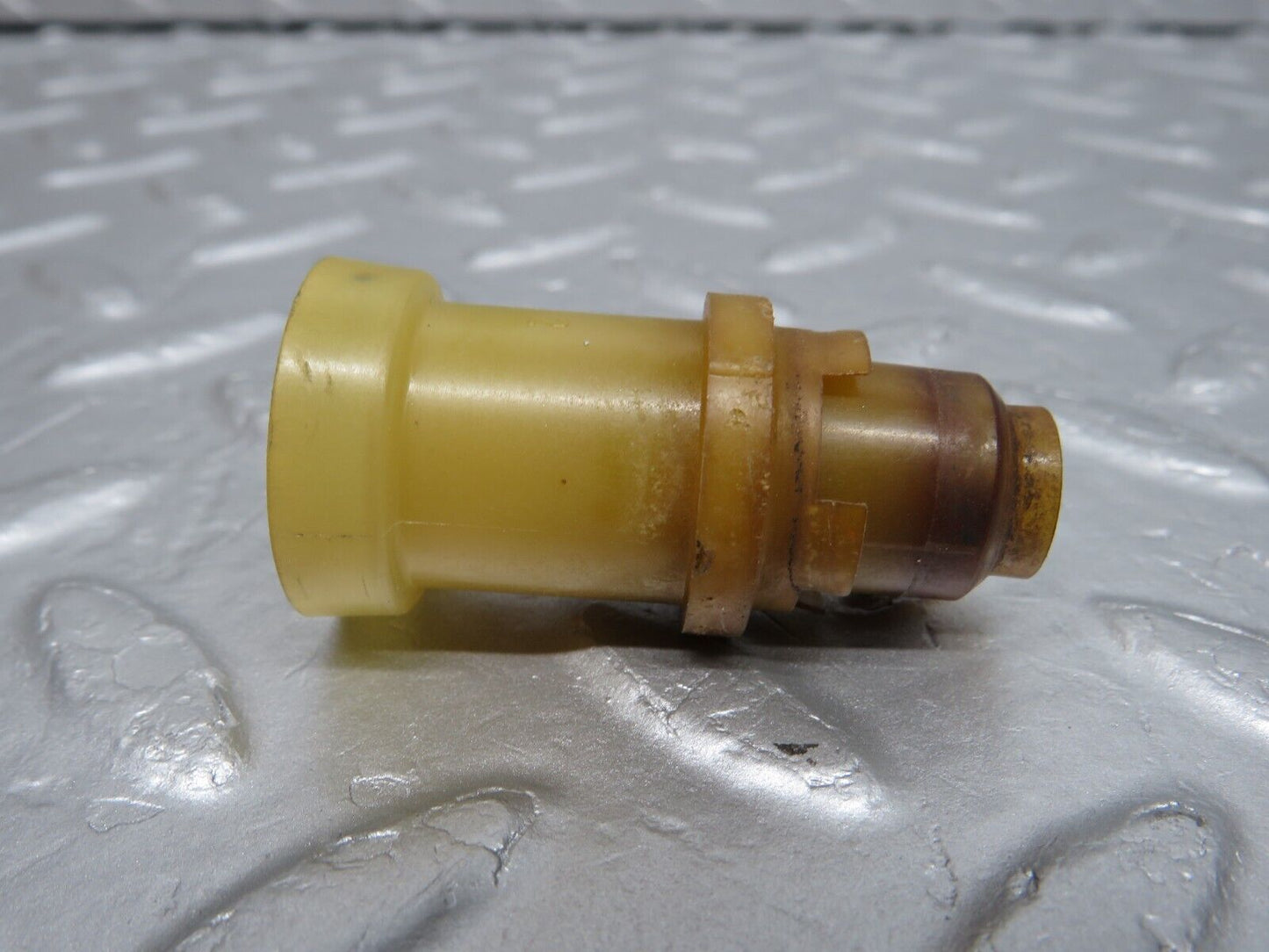 40173 Mercedes-Benz R107 350SL Coupe Fuel Injector Holder 2x