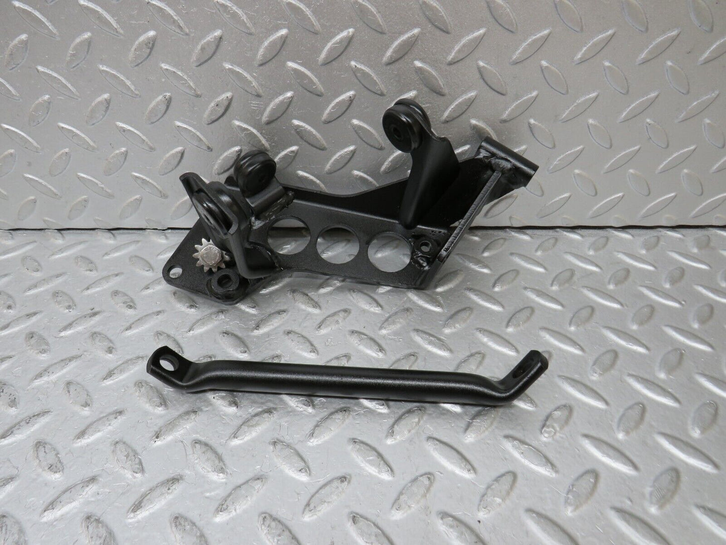 35495 Mercedes-Benz R107 280SL Power Steering Pump Bracket
