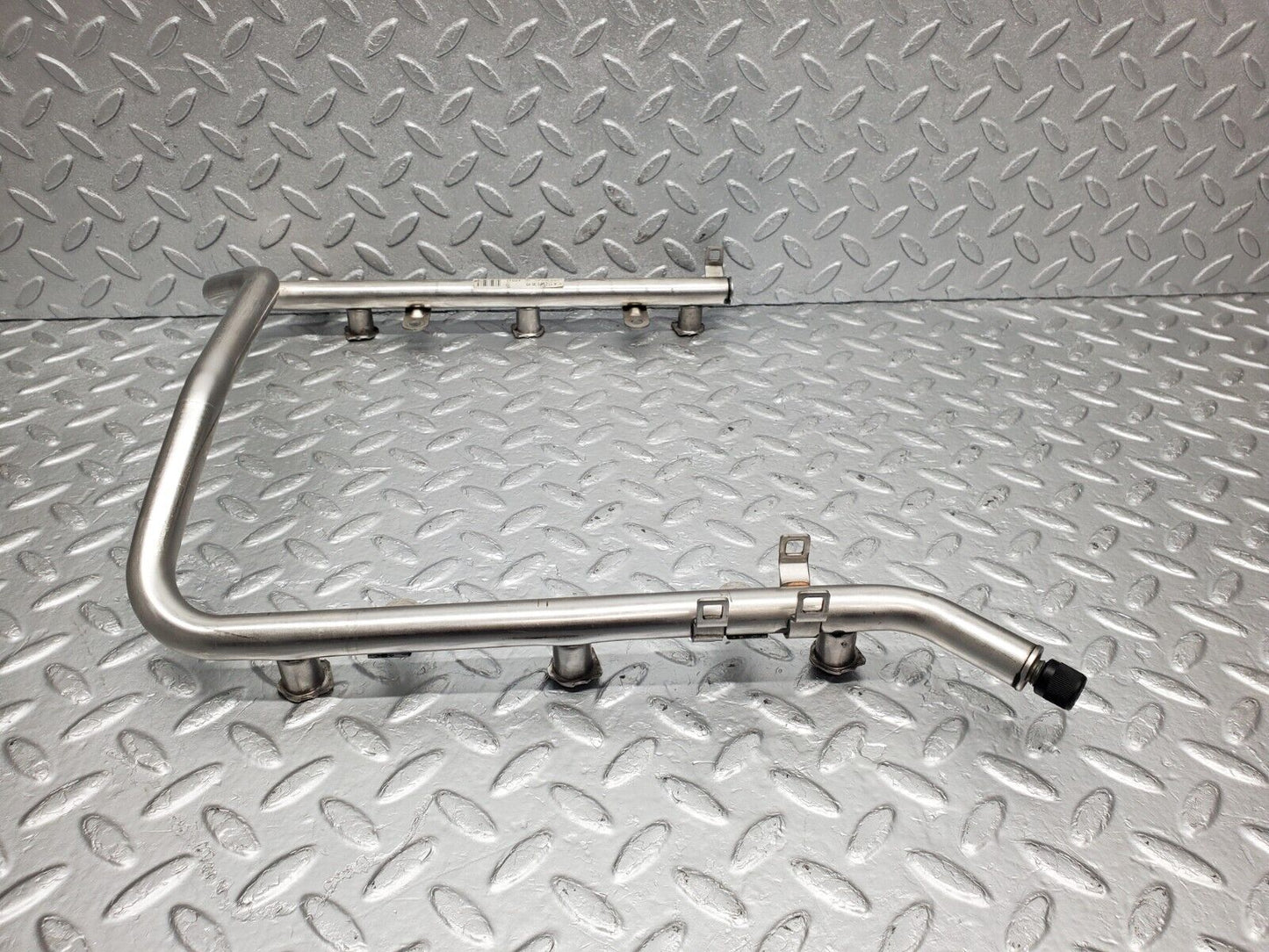 46809 Mercedes-Benz R129 320SL Coupe Fuel Injector Rail 0280151038 1120700095