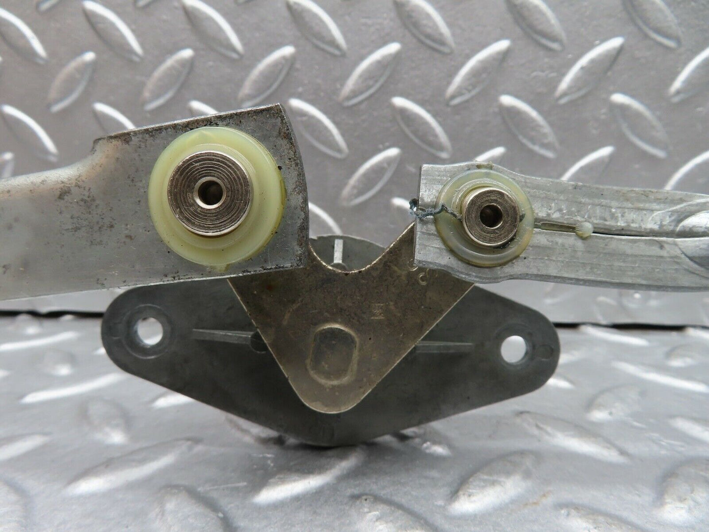 20331 Mercedes-Benz W114 280CE Coupe Windscreen Wiper Linkage