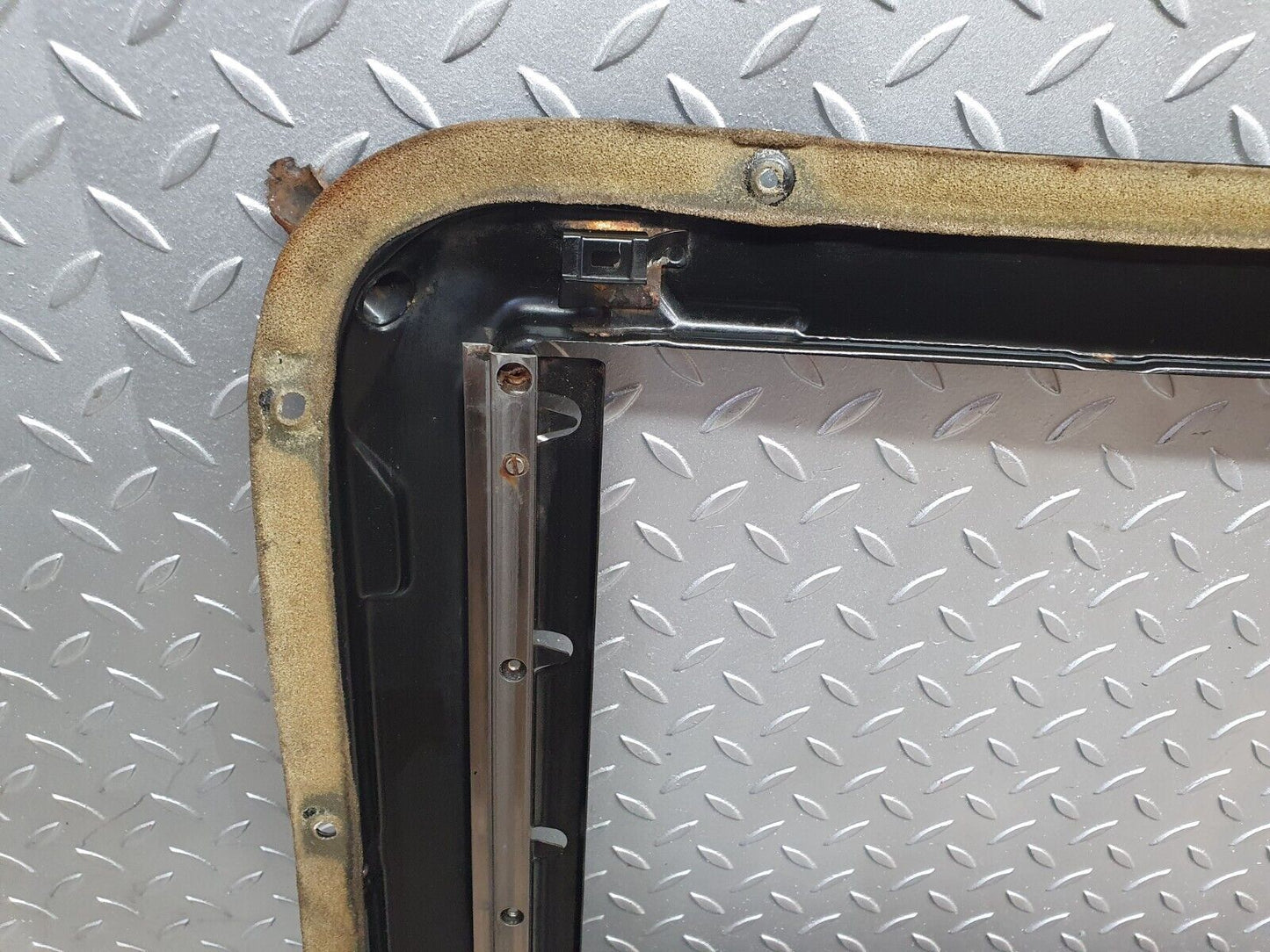 43818 Mercedes-Benz C126 380SEC Coupe Power Sunroof Frame