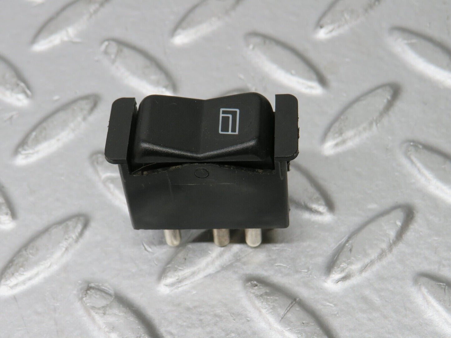 32209 Mercedes-Benz W123 230E Rear Right Electric Window Switch 0008208410