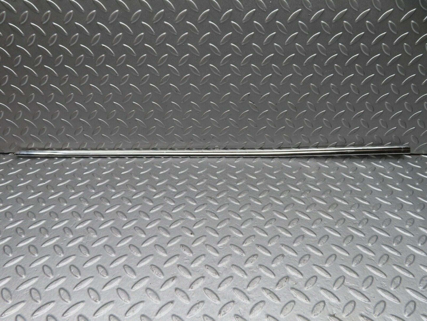 18140 Mercedes-Benz W123 200 Front Left Door Chrome Moulding Trim