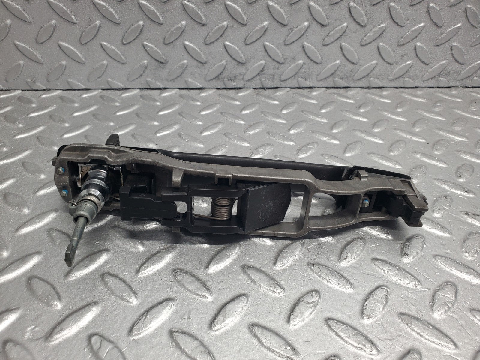 W124 Wagon left door exterior handle with key used OEM