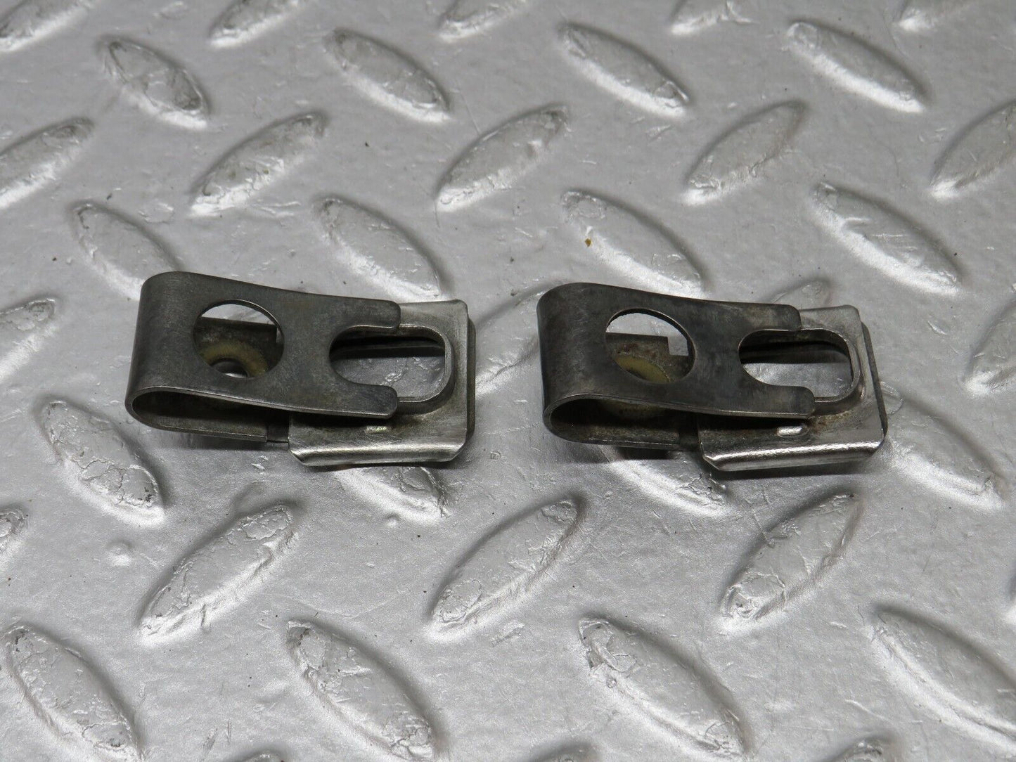 36242 Mercedes-Benz W126 420SE Fuel Injector Bracket 2x
