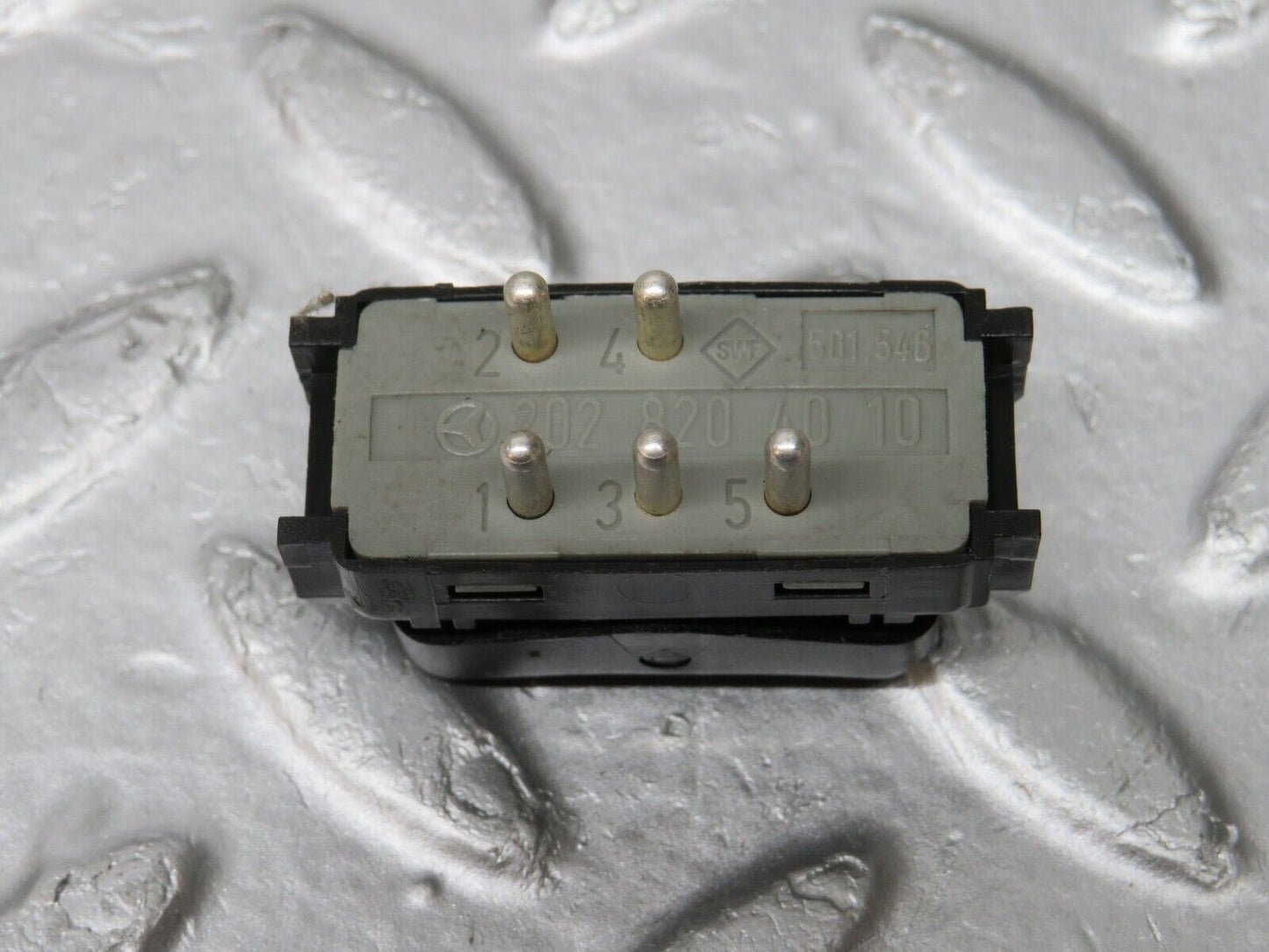 33332 Mercedes-Benz W202 C180 Central Locking Switch 2028204010