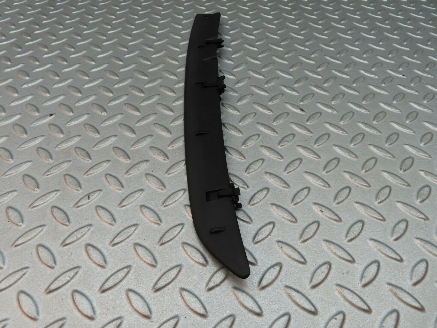 5752 Mercedes-Benz W123 200 Rear Left Plastic Moulding Trim For C Pillar
