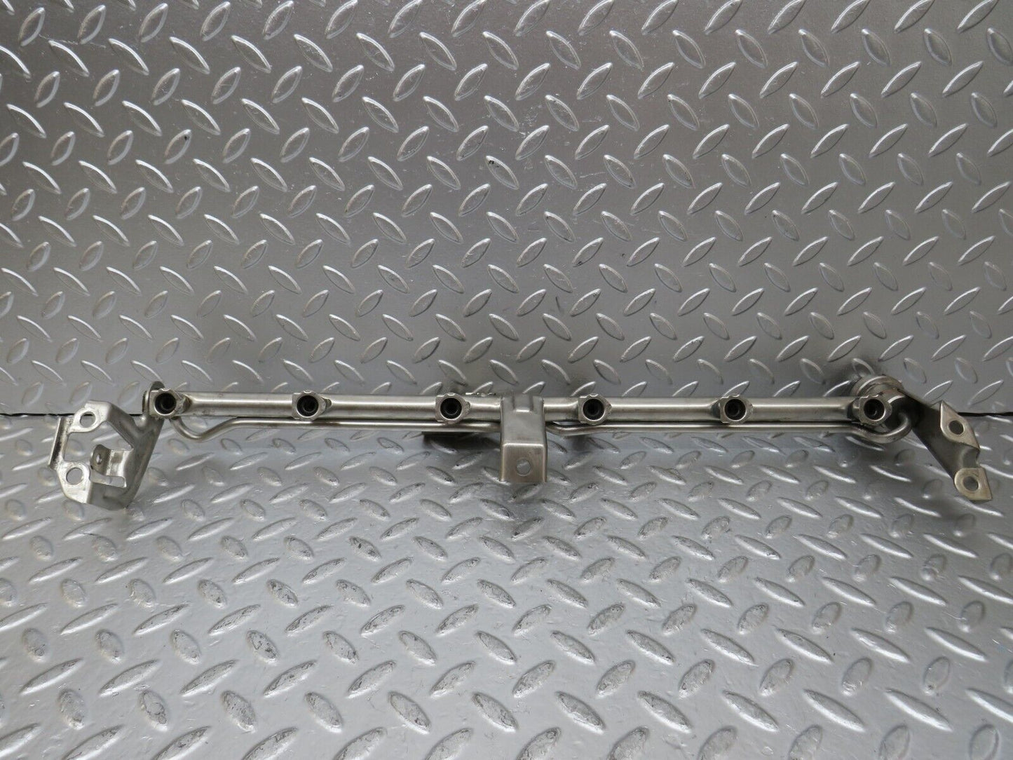 25792 Mercedes-Benz W124 280E Fuel Injection Rail 0000781589