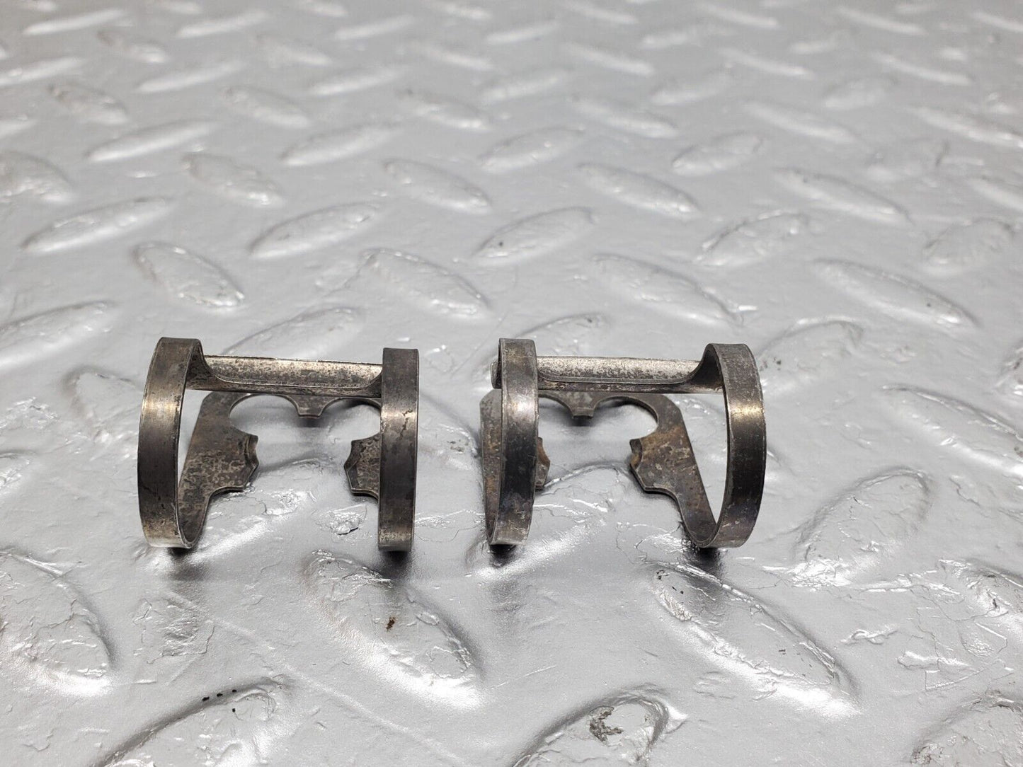 45475 Mercedes-Benz 280E M110.988 Valve Rocker Arm With Retaining Spring