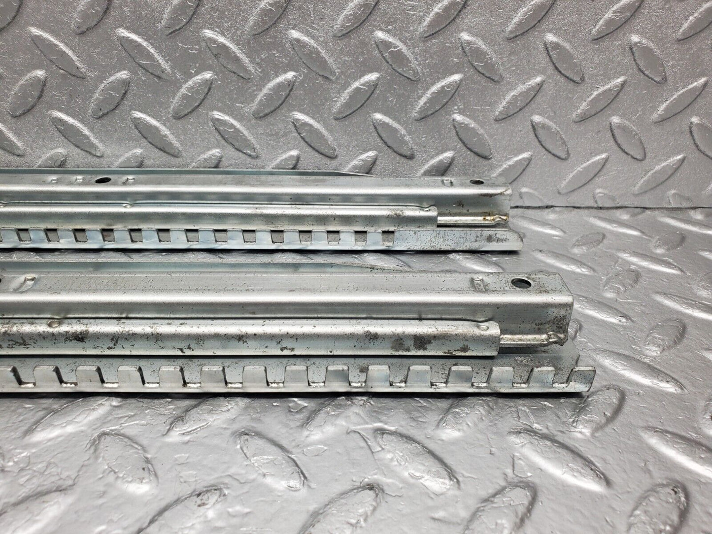46629 Mercedes-Benz C123 280CE Coupe Front Right Seat Rail