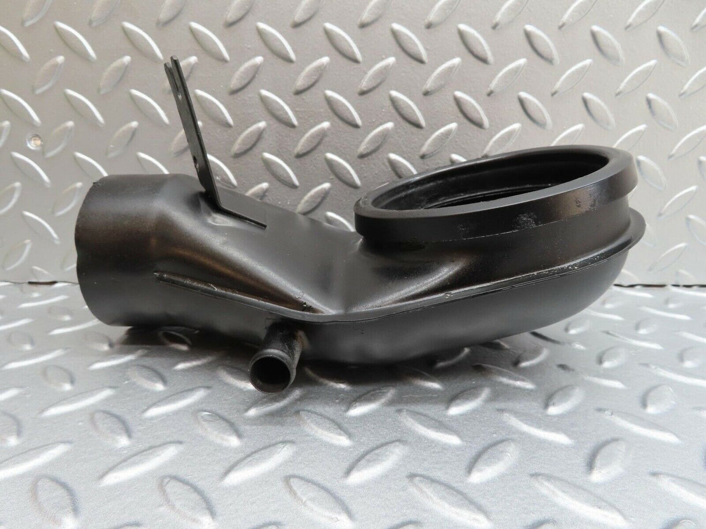 13926 Mercedes-Benz C107 280SLC Air Intake 0000943011