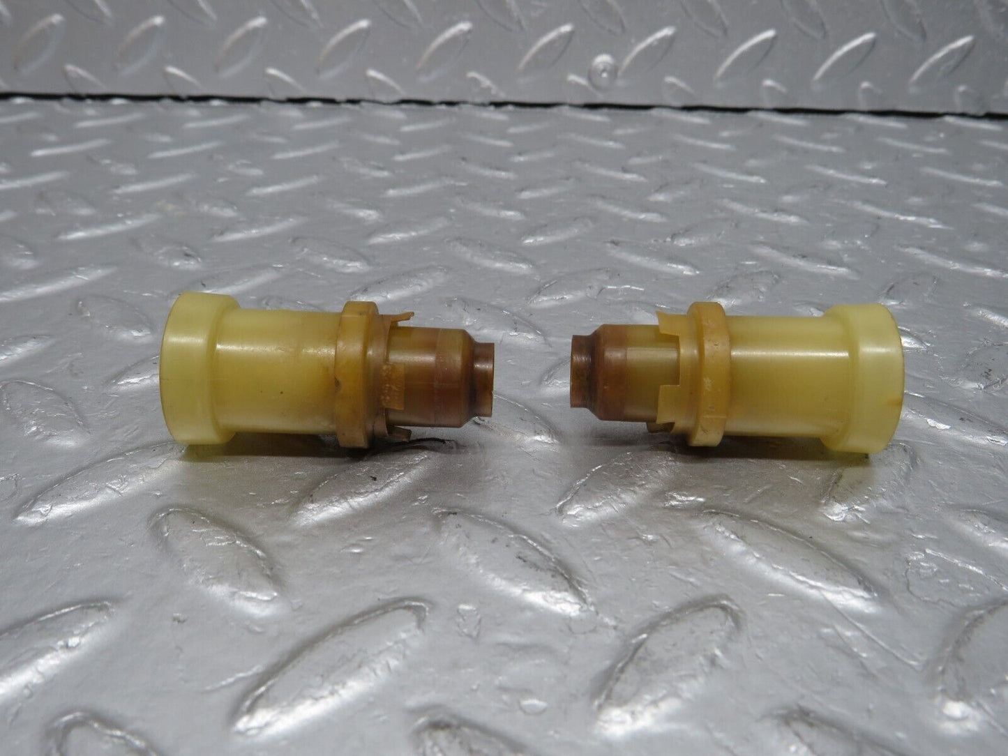 40172 Mercedes-Benz R107 350SL Coupe Fuel Injector Holder 2x