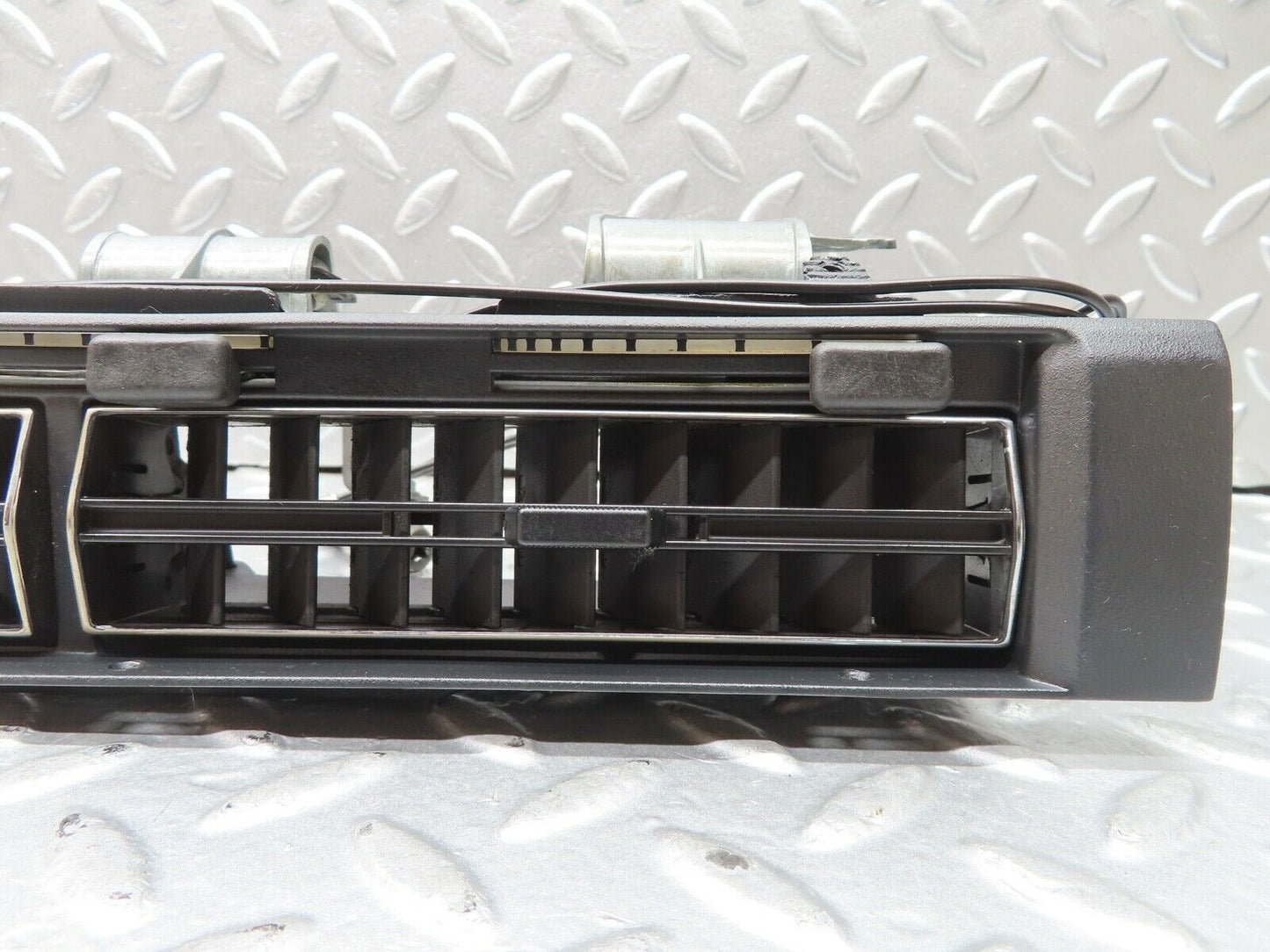 21667 Mercedes-Benz W126 300SE Dashboard Centre Air Vent 1268310030
