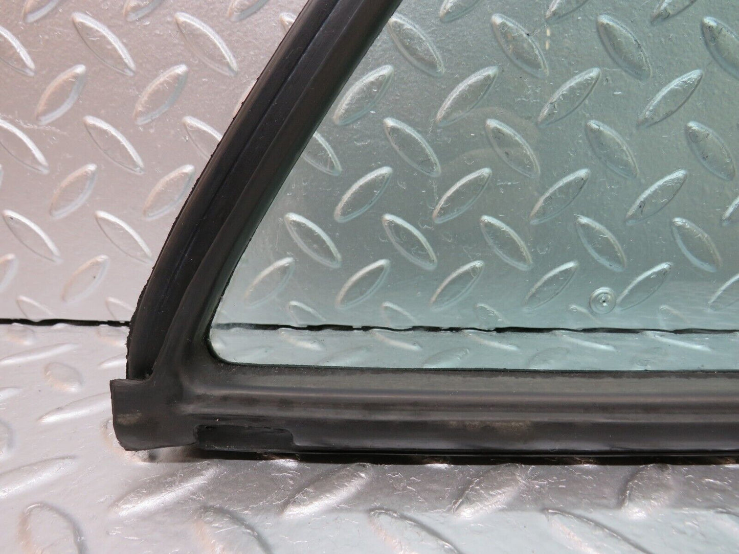 0626 Mercedes-Benz W123 230E Right Rear Door Quarter Glass 1237350224