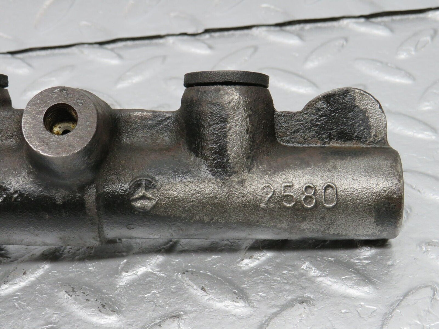 40703 Mercedes-Benz W123 300D Brake Master Cylinder Bendix