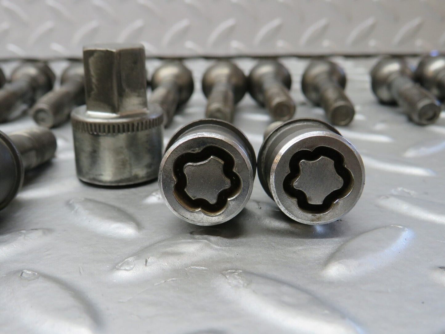 37998 Mercedes-Benz A124 Cabriolet Alloy Wheel Lug Bolt Set With Locking Bolts M12x1.5