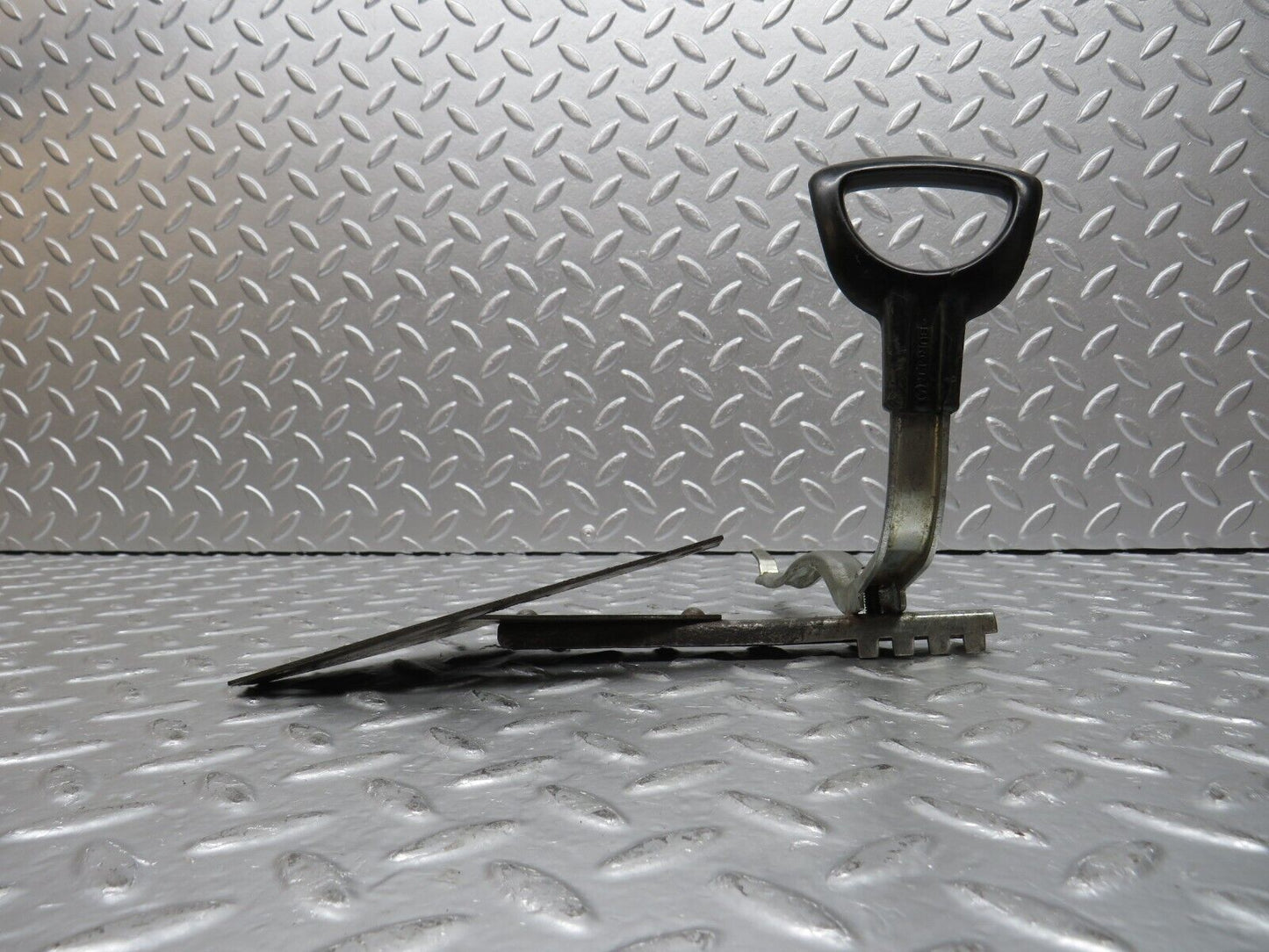 31151 Mercedes-Benz W123 200D Front Right Seat Side Sliding Handle