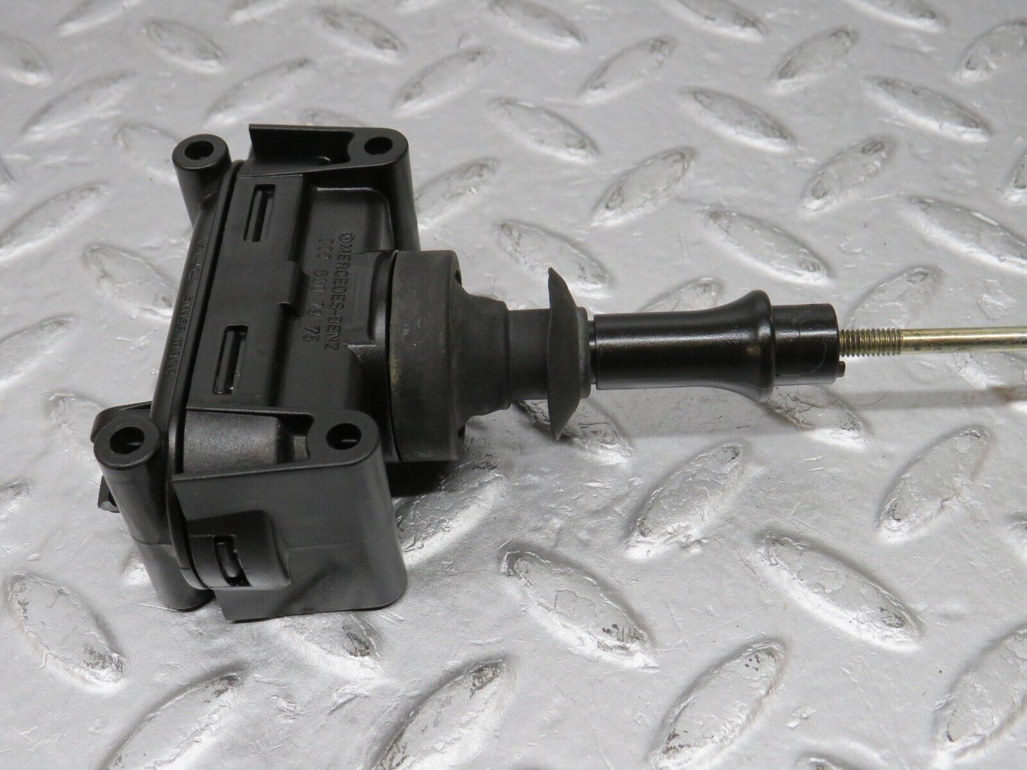 36203 Mercedes-Benz W126 420SE Rear Left Door Lock Vacuum Actuator 0008007975