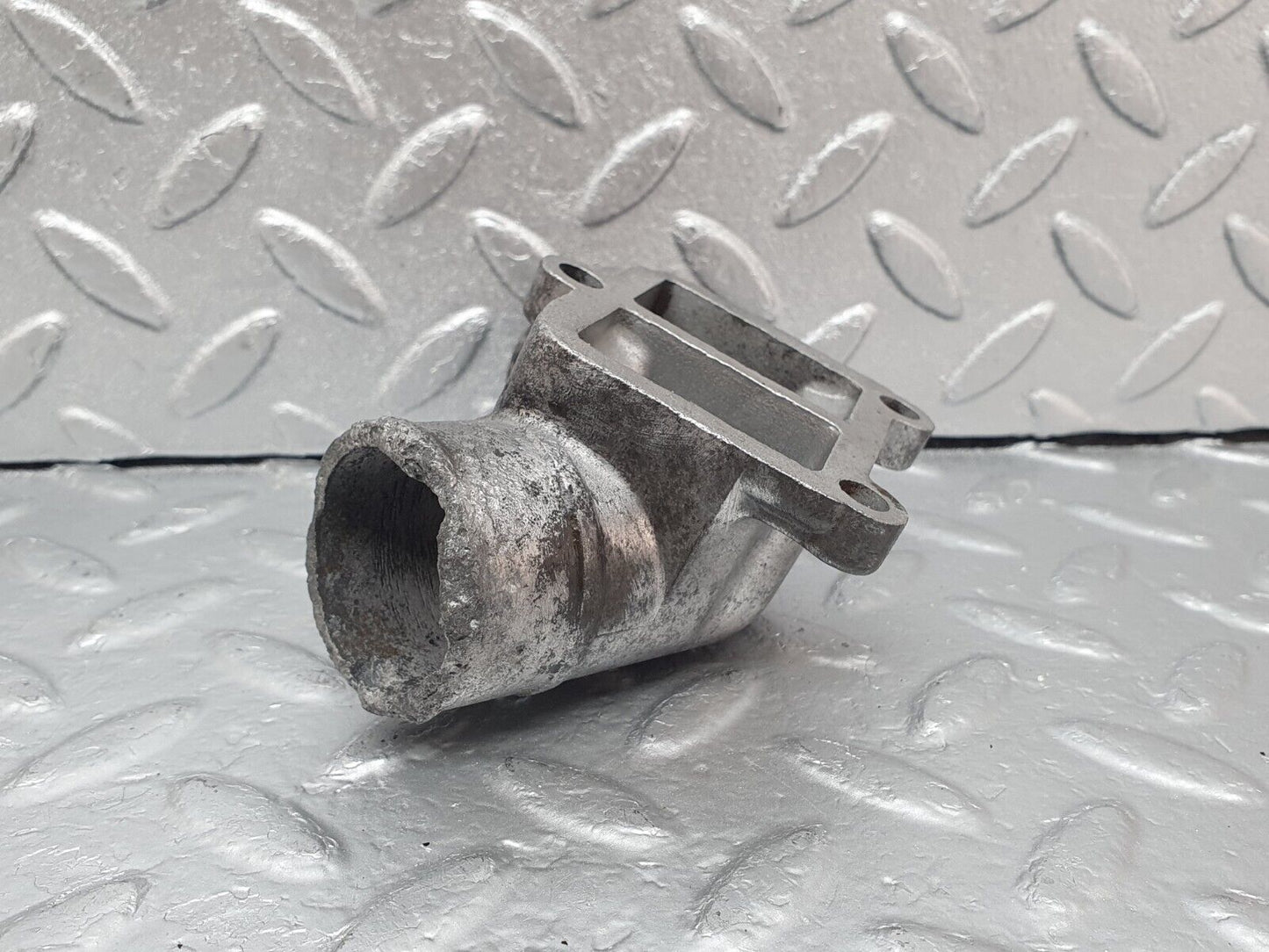 43556 Mercedes-Benz C126 380SEC Coupe Water Pump Flange 1172010103