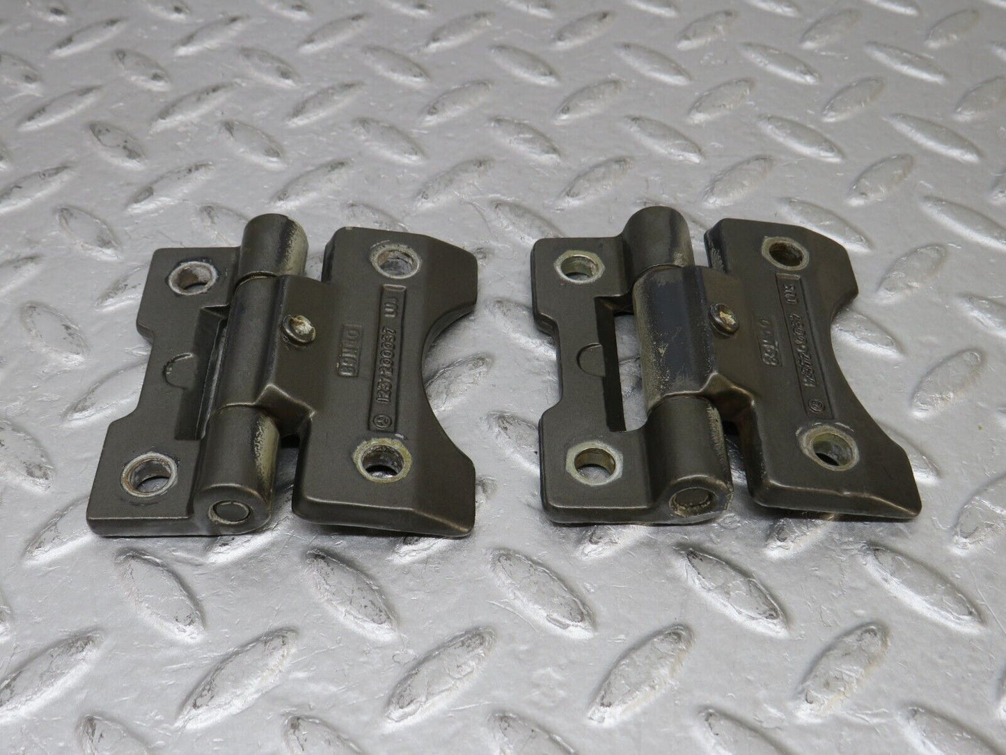 36071 Mercedes-Benz W126 420SE Door Hinge 1237200037