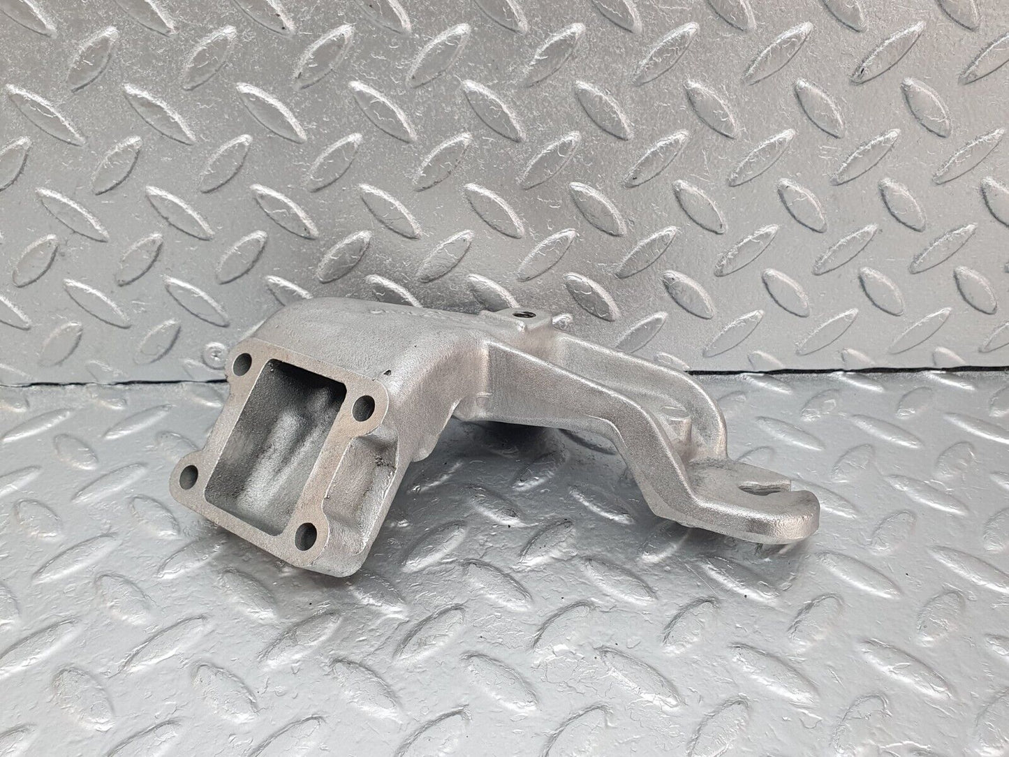 43554 Mercedes-Benz C126 380SEC Coupe Engine Mount Bracket Left 1162235004