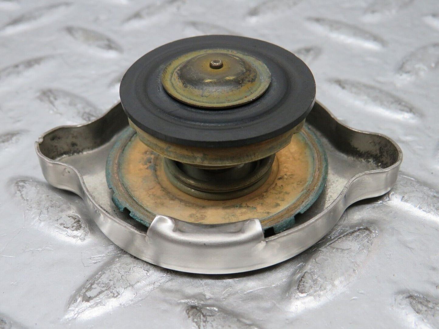 26993 Mercedes-Benz W123 240D Radiator Cap Behr 1235010015