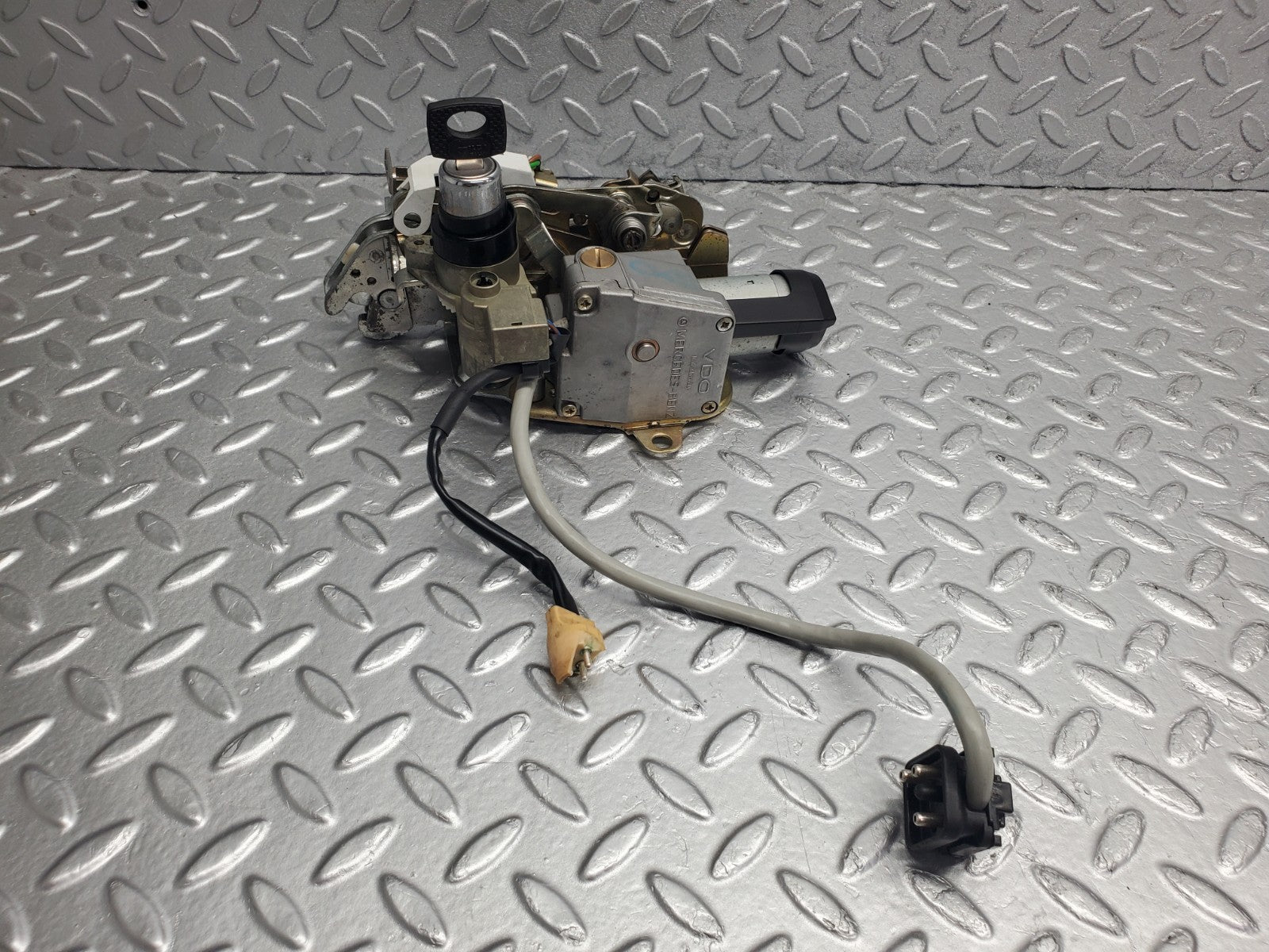 W124 Wagon trunk lock with key used OEM