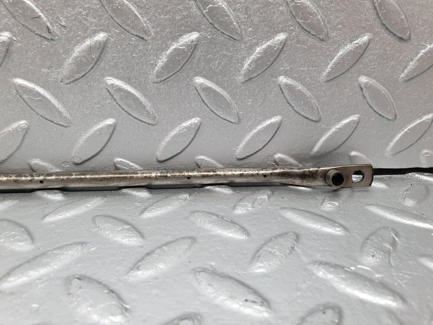 40875 Mercedes-Benz W123 240D Camshaft Oil Tube