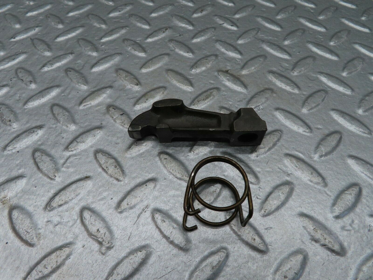 18061 Mercedes-Benz W123 200 Valve Rocker Arm With Retaining Spring
