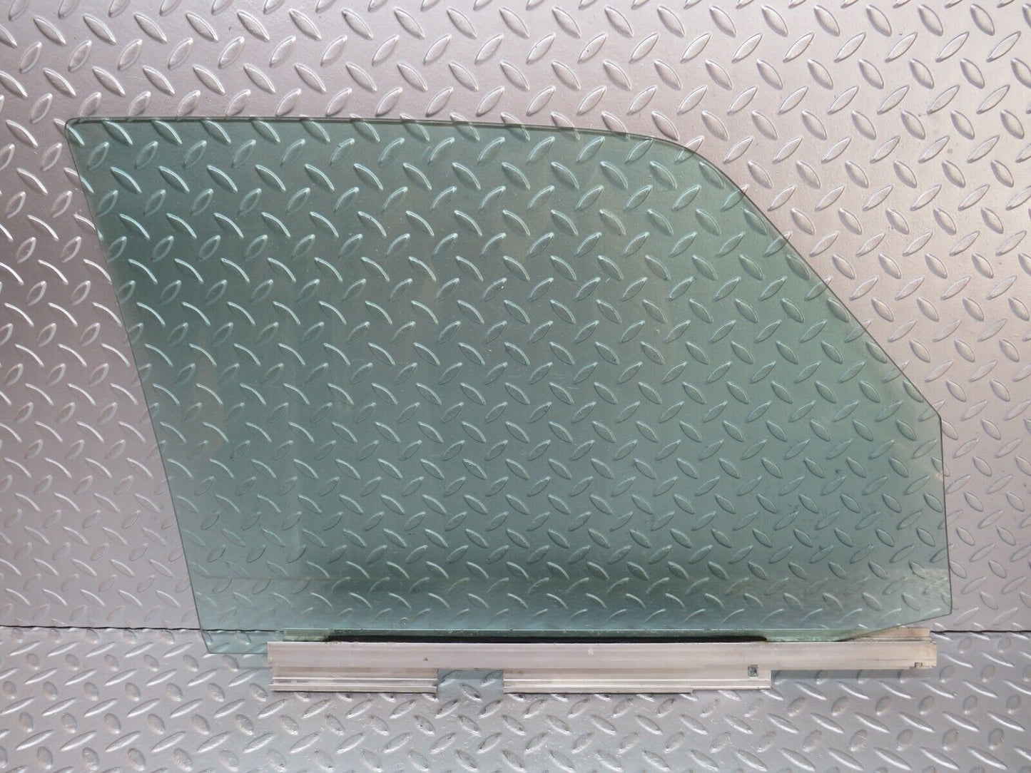 36037 Mercedes-Benz W126 420SE Front Left Door Window Glass