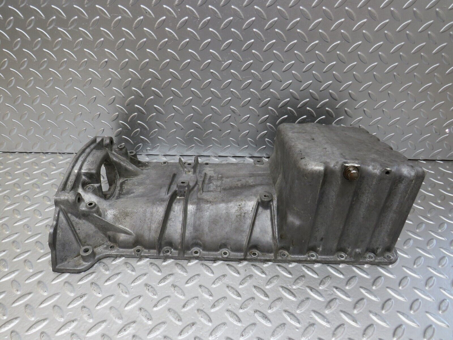 26085 Mercedes-Benz W123 200 Oil Pan Oil Sump 1020141202