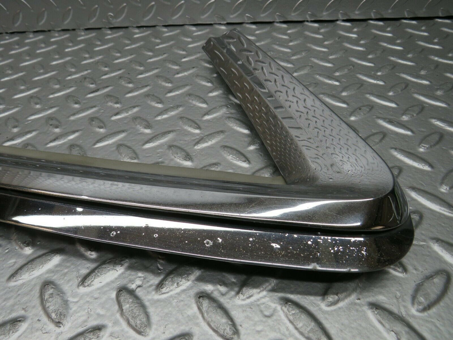 22732 Mercedes-Benz C107 450SLC Coupe Rear Window Trim Right 1076980289