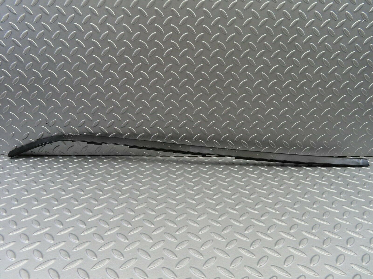 6756 Mercedes-Benz S124 E220 Wagon Seal Right Side For A Pillar 1246980298