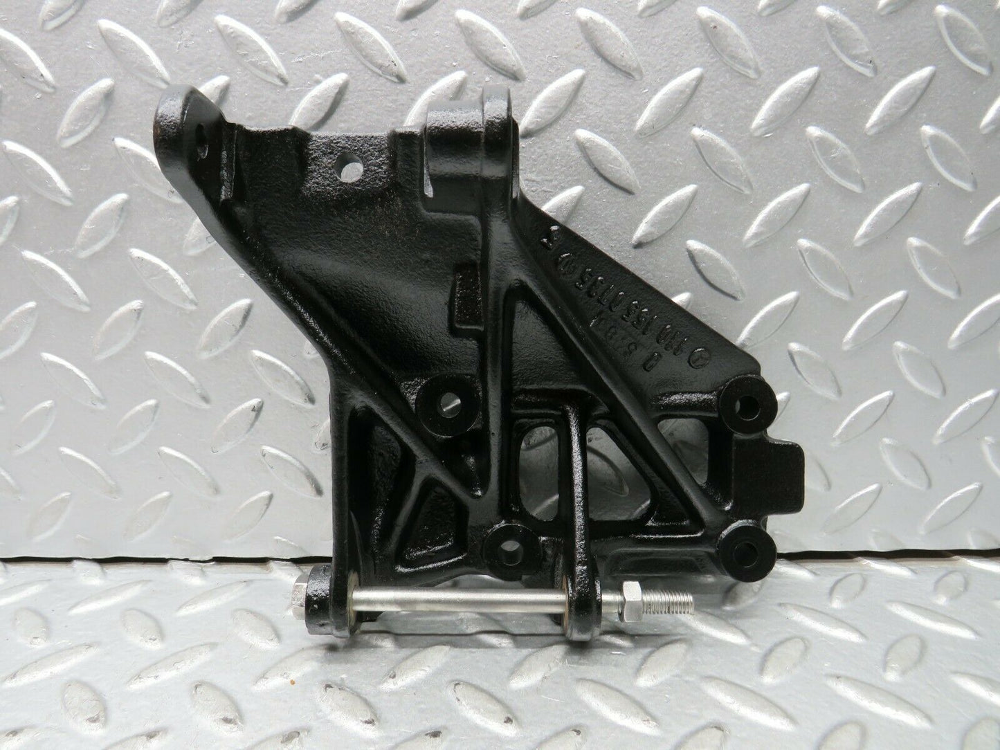 22152 Mercedes-Benz S123 280TE Alternator Generator Bracket 1101550735