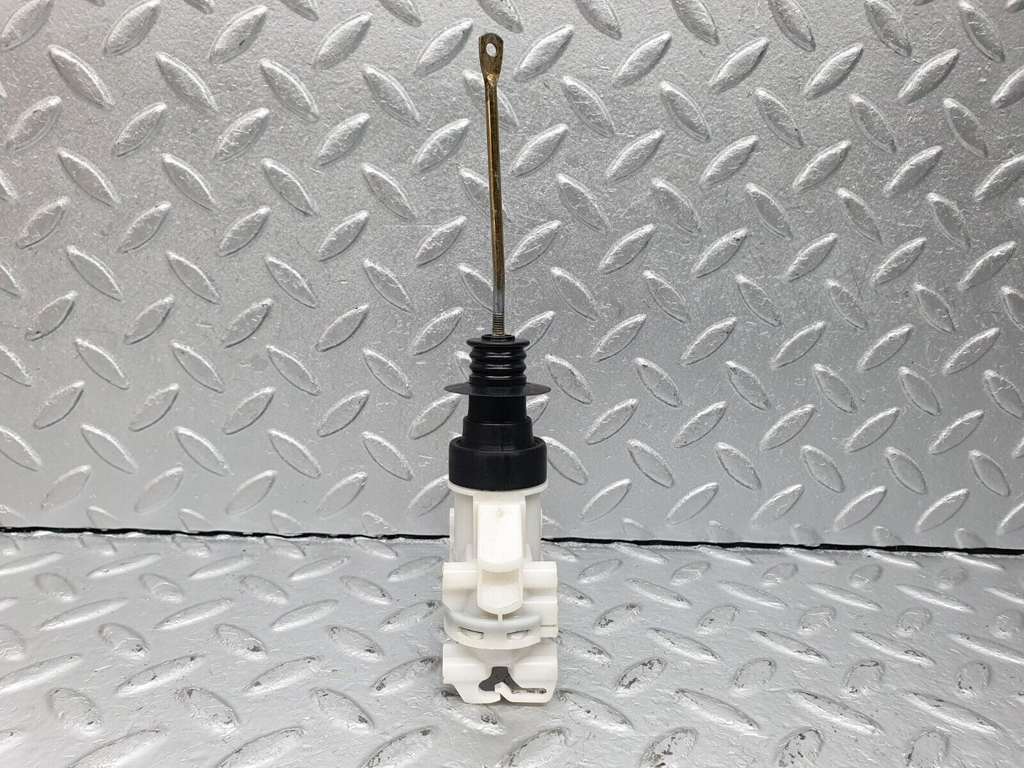 41009 Mercedes-Benz W126 300SE Front Right Door Lock Vacuum Actuator