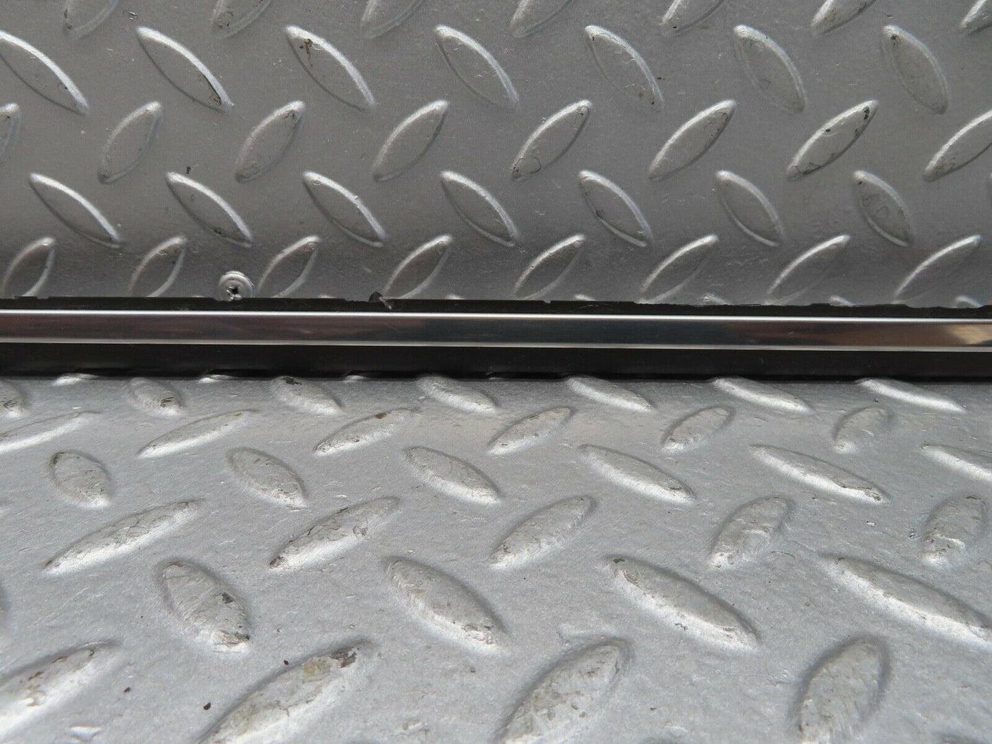 13443 Mercedes-Benz W123 200 Front Right Fender Centre Moulding Trim